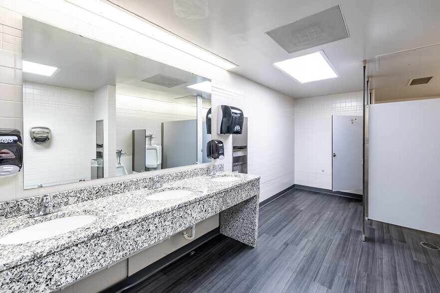 More Photos Of 7948 Baymeadows Way, Jacksonville Office For Lease