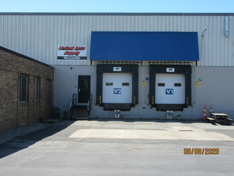 More Photos Of 4472 Steelway Blvd N, Liverpool Warehouse For Lease