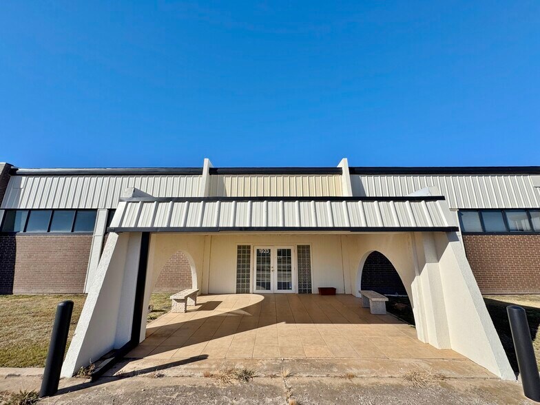 More Photos Of 1923 Atchison Dr, Norman Office For Lease