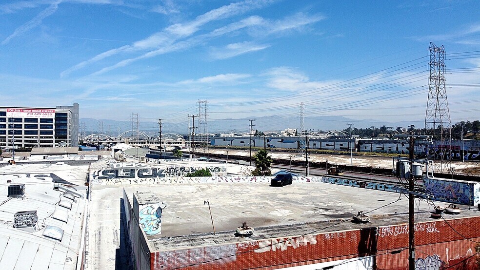 More Photos Of 2463 E 8th St, Los Angeles Manufacturing For Lease