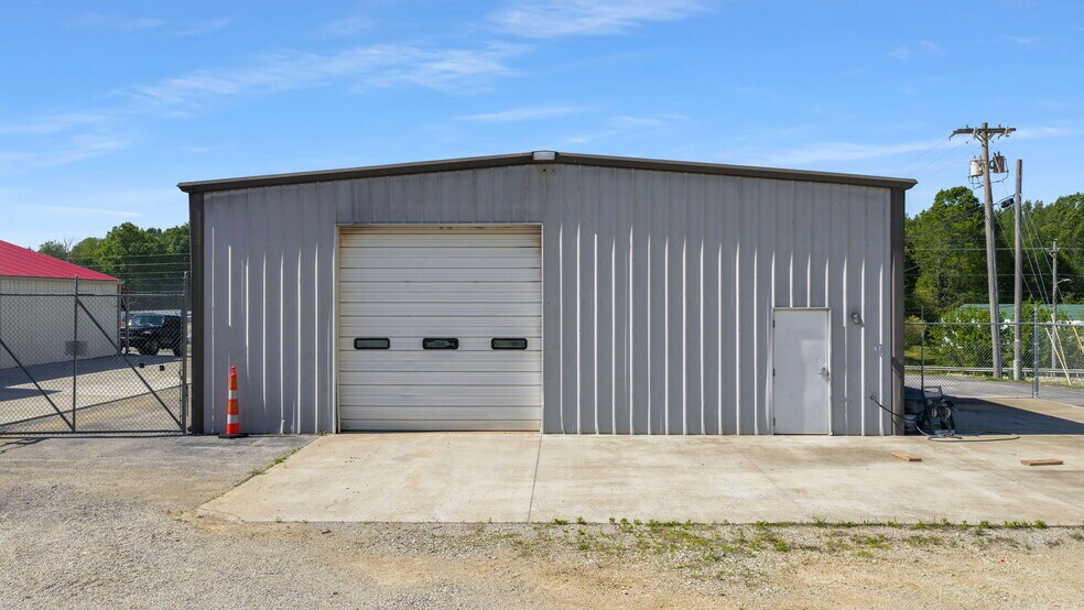 More Photos Of 505 Industrial Dr, Glasgow Flex For Sale