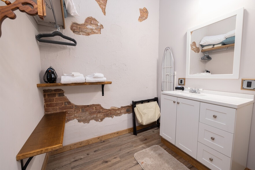 More Photos Of 29 S Carolina St, Hartwell Hotel For Sale