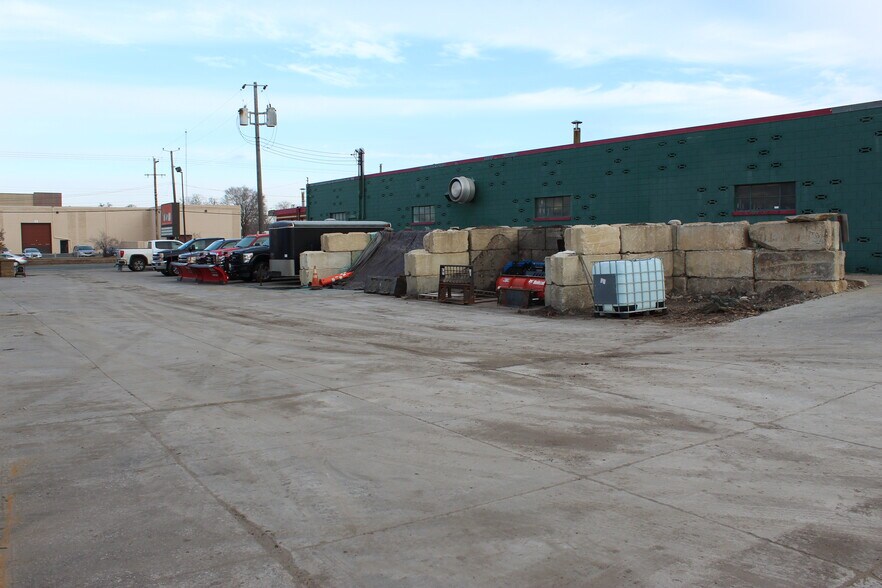 More Photos Of 541 W 90th St, Bloomington Showroom For Sale