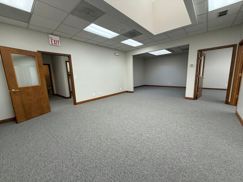 More Photos Of 28085 N Ashley Cir, Libertyville Medical For Sale