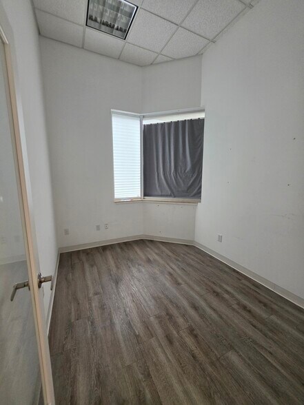 More Photos Of 7901 Kingspointe Pky, Orlando Showroom For Lease