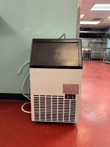 More Photos Of 16677 US Highway 77, Springer Restaurant For Lease