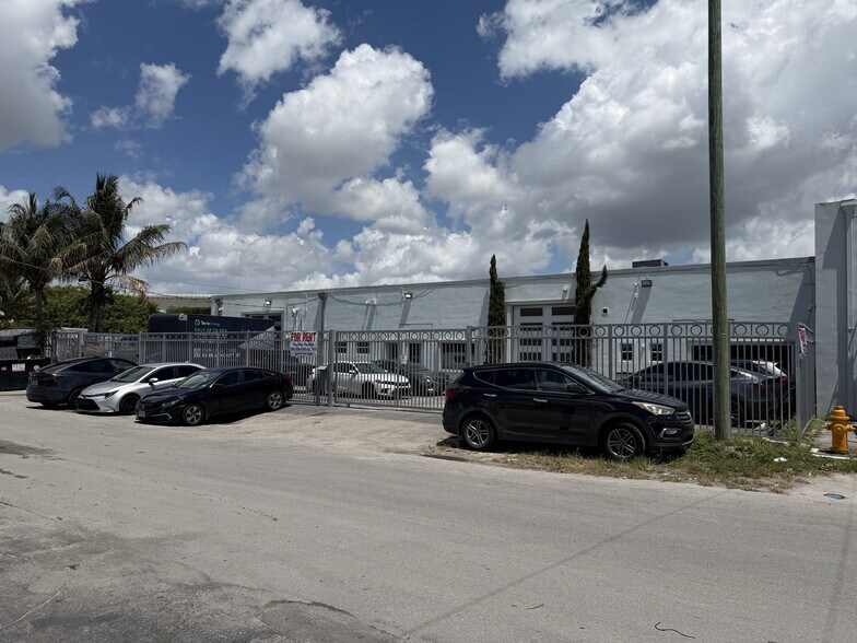 Primary Photo Of 3241-3249 NW 38th St, Miami Manufacturing For Sale