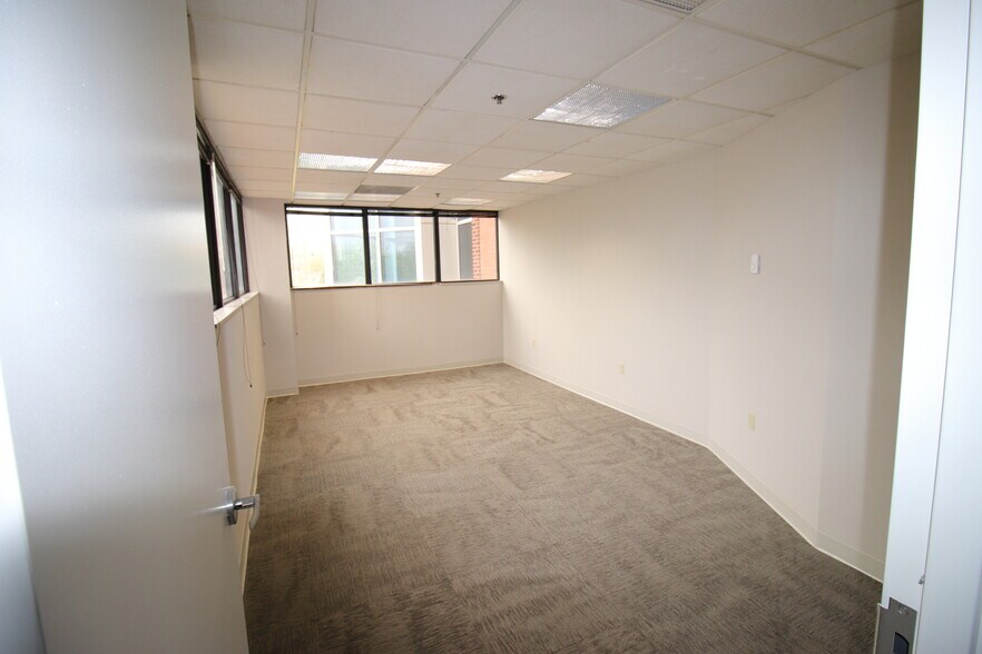 More Photos Of 21495 Ridgetop Cir, Sterling Medical For Lease