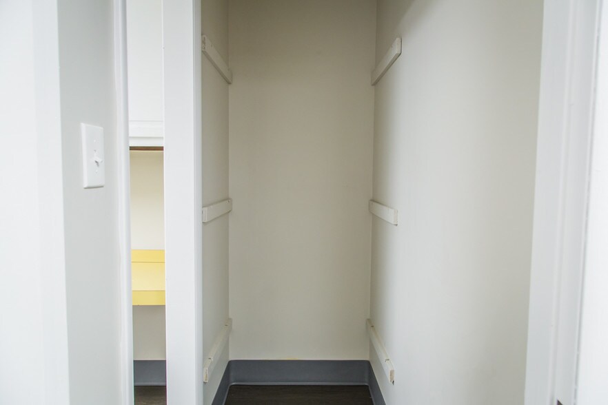 More Photos Of 10308 State Line Rd, Leawood Office For Lease