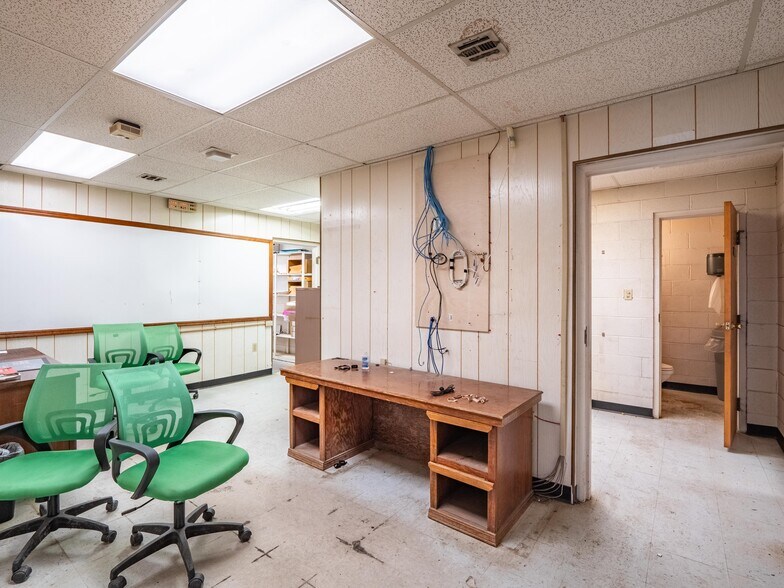 More Photos Of 1 W Choctaw Ave, Mcalester Flex For Sale