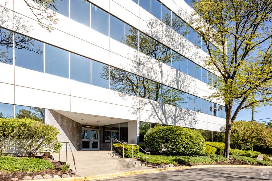 Primary Photo Of 2800 S River Rd, Des Plaines Office For Lease