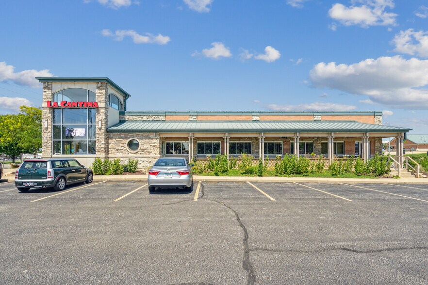 Primary Photo Of 5400 Edgewood Rd NE, Cedar Rapids Restaurant For Sale