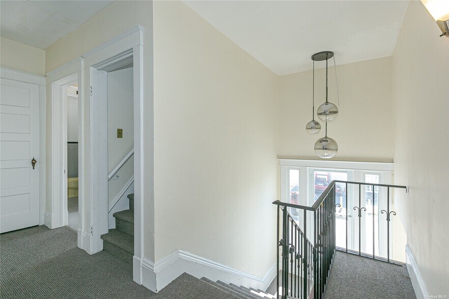 More Photos Of 330 Winthrop St, Westbury Office For Sale