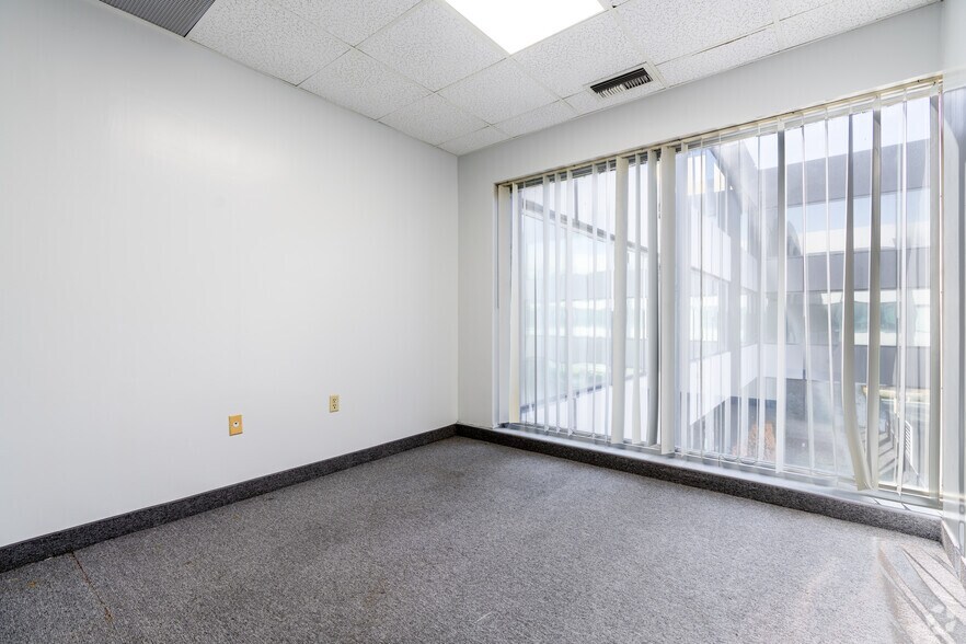 More Photos Of 3385 Airways Blvd, Memphis Office For Sale