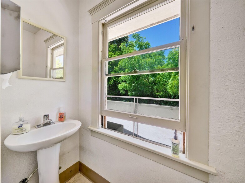 More Photos Of 825 College Ave, Santa Rosa Medical For Lease