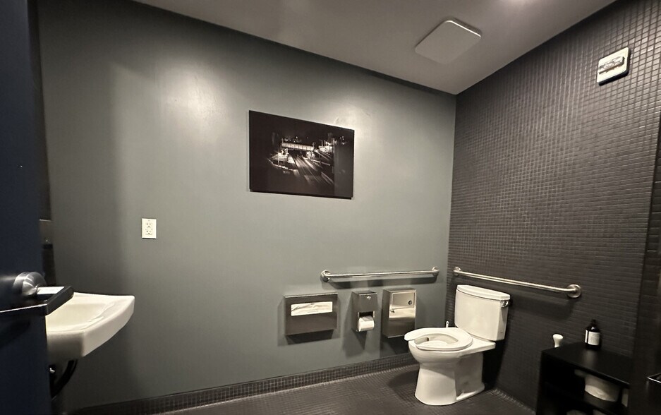More Photos Of 800 E 12th St, Los Angeles Office For Sale