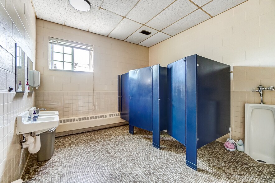 More Photos Of 20 Iron Gate Park Dr, Centerville Storefront Retail Office For Lease