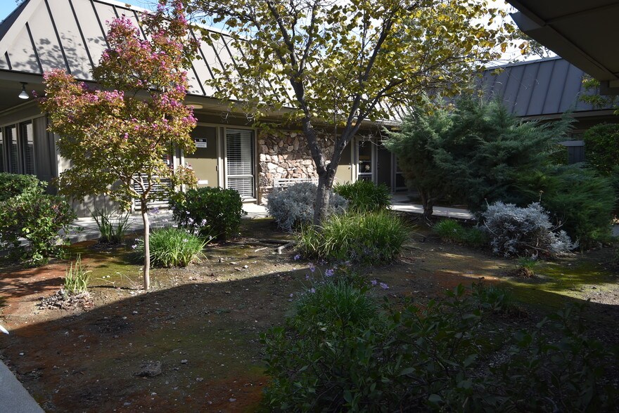 More Photos Of 635 Anderson Rd, Davis Medical For Lease