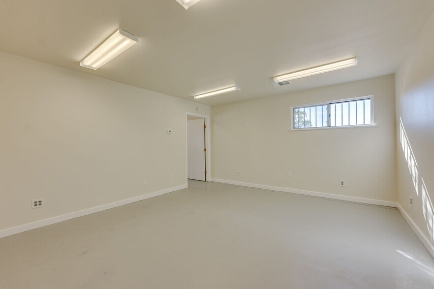 More Photos Of 7310 Sherwood Rd, Austin Flex For Lease