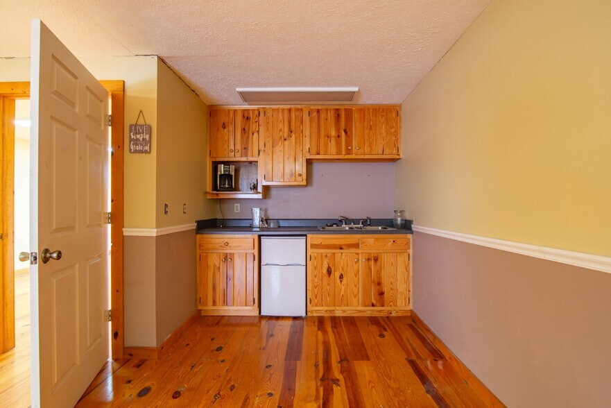 More Photos Of 641 Highland Ave, Vine Grove Freestanding For Sale