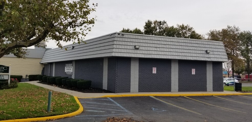 More Photos Of 630 Pine Aire Dr, Bay Shore Freestanding For Lease