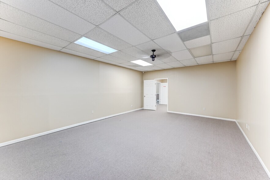 More Photos Of 14741 Pebble Bend Dr, Houston Loft Creative Space For Lease