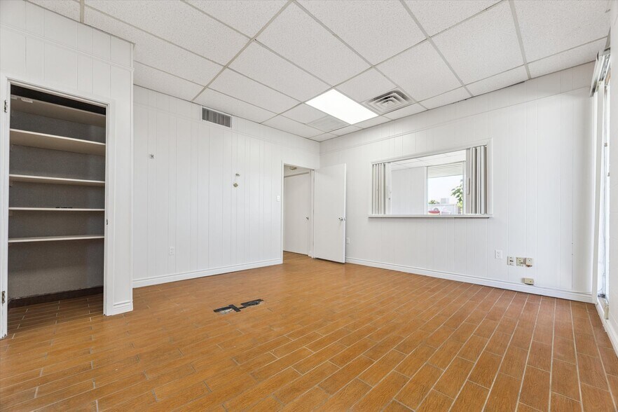 More Photos Of 5423 Jackwood Dr, San Antonio Warehouse For Lease