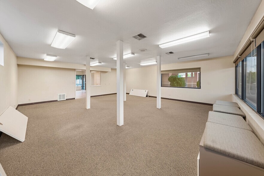 More Photos Of 735 SE 7th St, Grants Pass Office For Sale