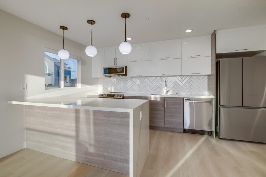 More Photos Of 3449 Ocean Front Walk, San Diego Apartments For Sale