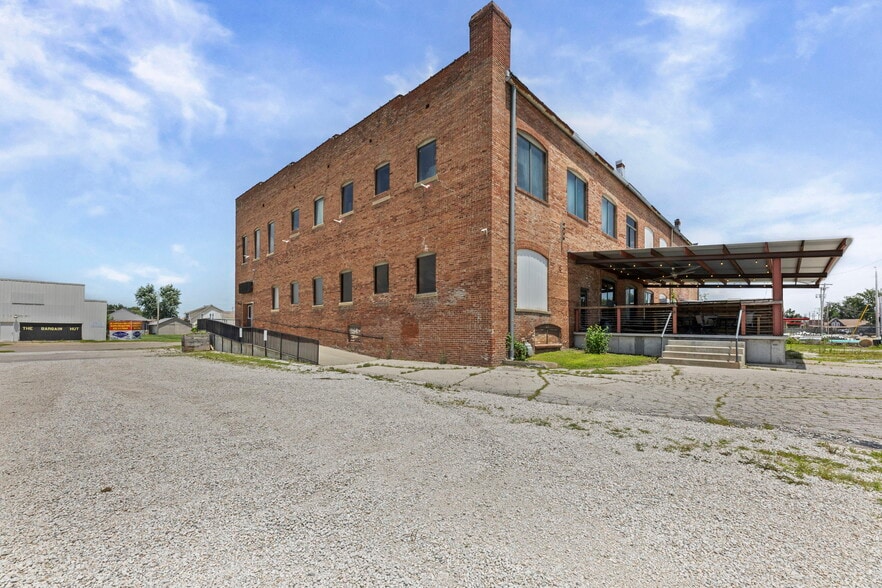 More Photos Of 415 W Madison Ave, Iola Restaurant For Sale