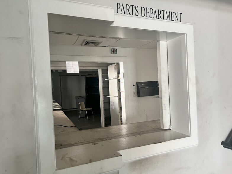 More Photos Of 1245 Central Park Ave, Yonkers Auto Dealership For Lease