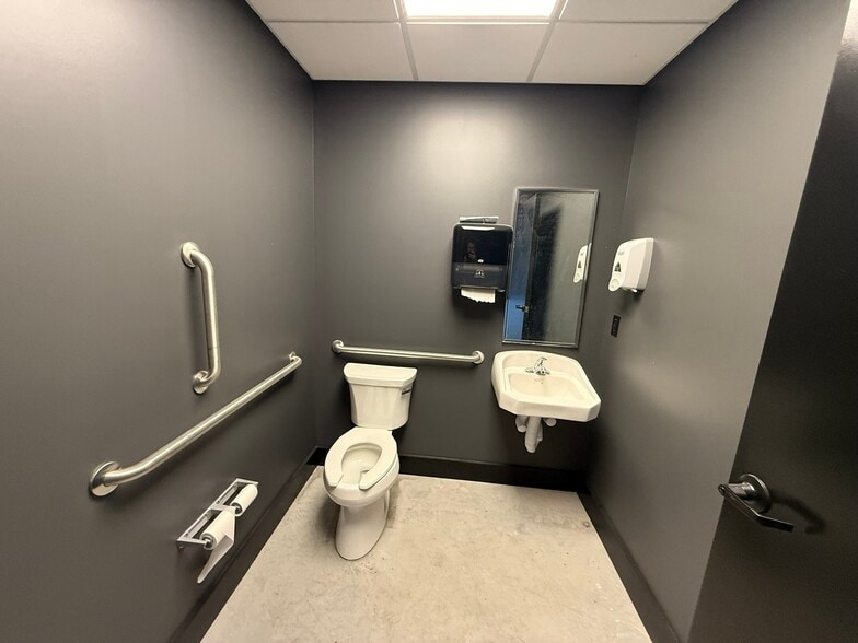 More Photos Of 5036 Keagy Rd, Roanoke General Retail For Lease