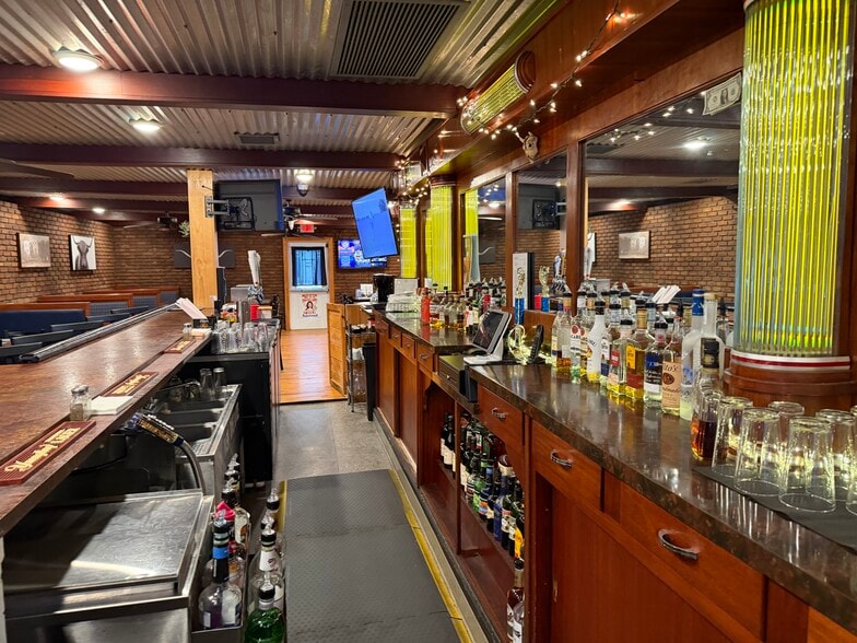 More Photos Of 617 S Washington St, New Paris Bar For Sale