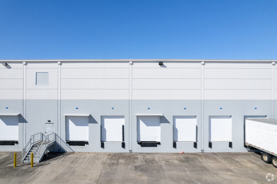 More Photos Of 1521 Greens Rd, Houston Distribution For Lease