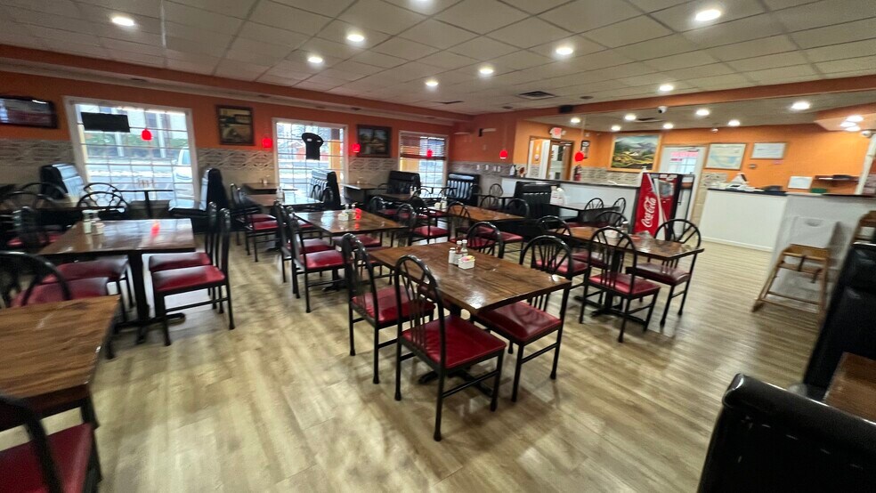 More Photos Of 2209 Meadow Dr, Louisville Restaurant For Lease
