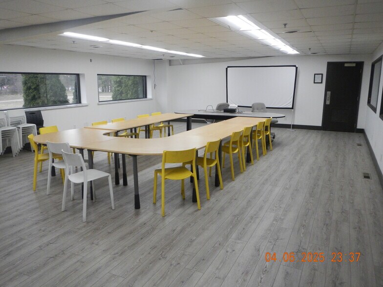 More Photos Of 2111 W Thompson Rd, Fenton Warehouse For Lease