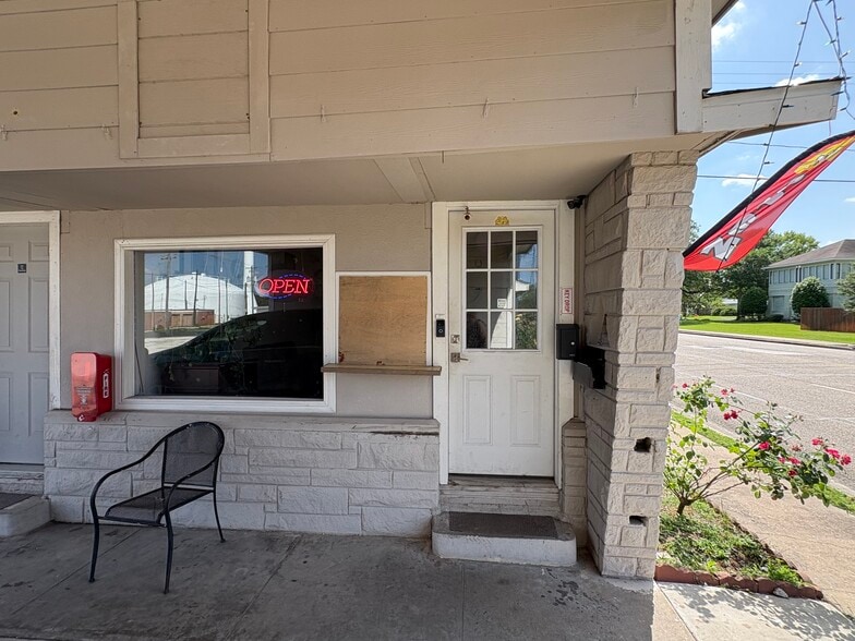 More Photos Of 405 W Jackson St, El Campo Hotel For Sale