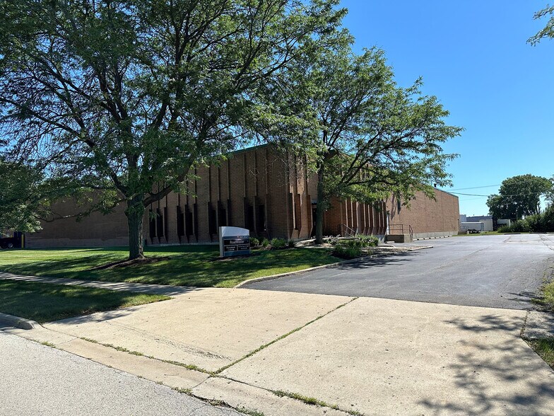 Primary Photo Of 1035 N Hilltop Dr, Itasca Light Manufacturing For Lease