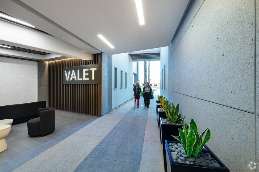 More Photos Of 2000 Main St, Irvine Restaurant For Lease