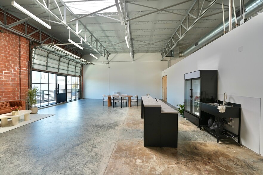 More Photos Of 1110 Henderson St, Houston Warehouse For Lease