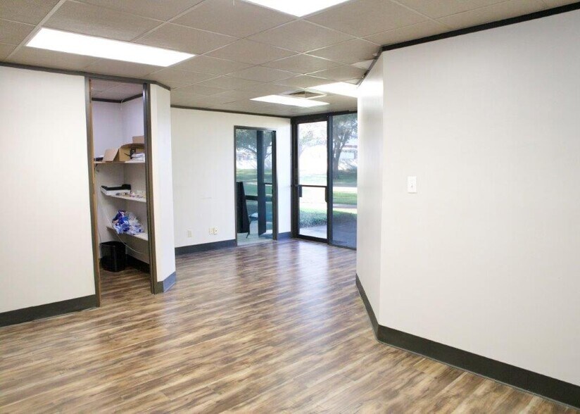 More Photos Of 9818 Whithorn Dr, Houston Office For Sale