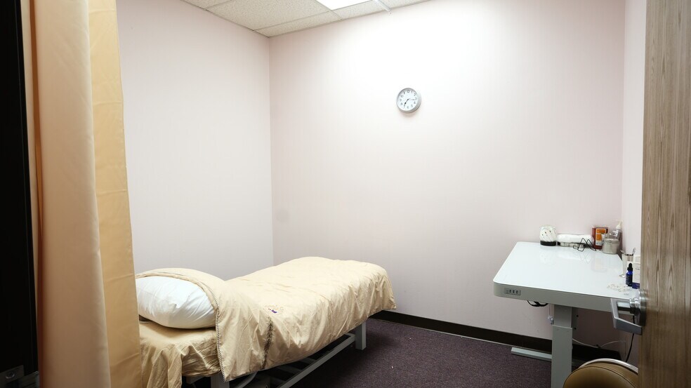 More Photos Of 6180 Riverside Dr, Chino Storefront Retail Office For Lease