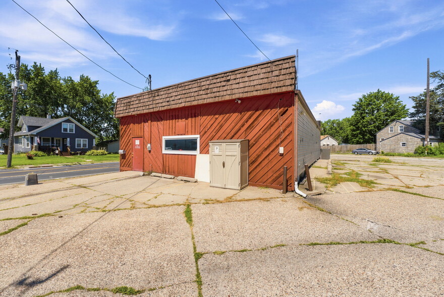 More Photos Of 2025 Hickory Grove Rd, Davenport Bar For Sale