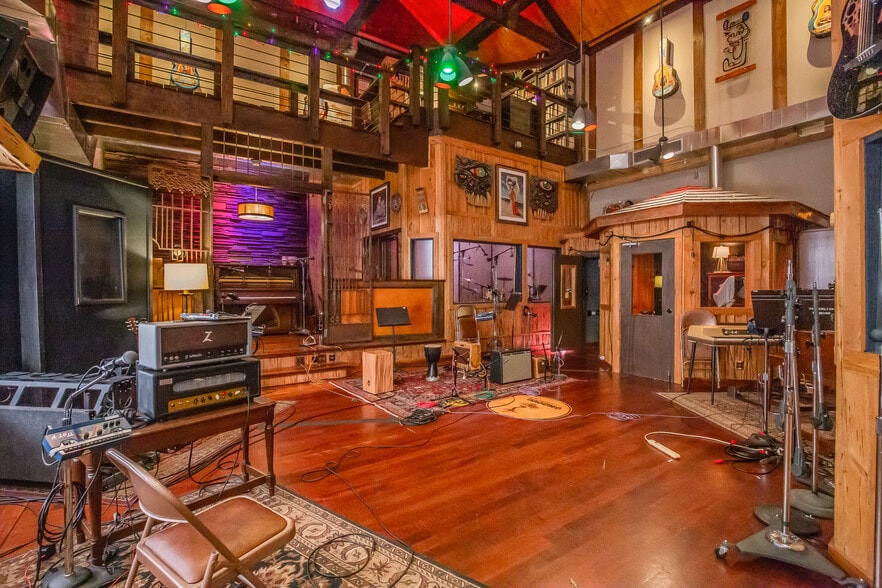 More Photos Of 114-116 17th Ave S, Nashville Office For Sale