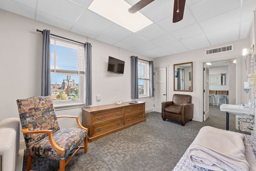 More Photos Of 36 W 4th St, Dubuque Hotel For Sale