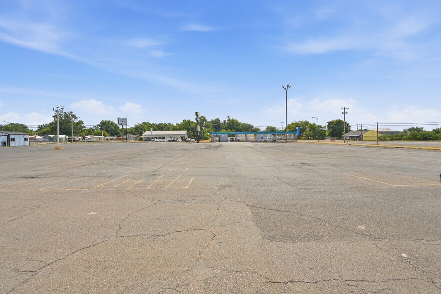 More Photos Of 605 S Green Ave, Purcell Freestanding For Sale