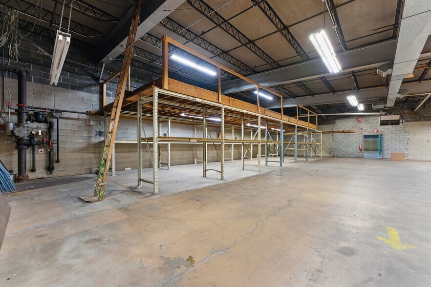 More Photos Of 16 Commercial Ave, Albany Warehouse For Lease