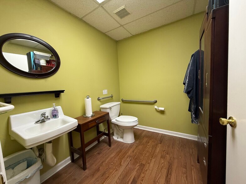 More Photos Of 923 Commercial St, Conyers Storefront For Sale