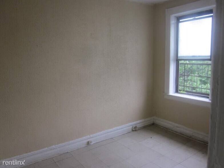 More Photos Of 402-404 Hawthorne Ave, Newark Storefront Retail Residential For Lease