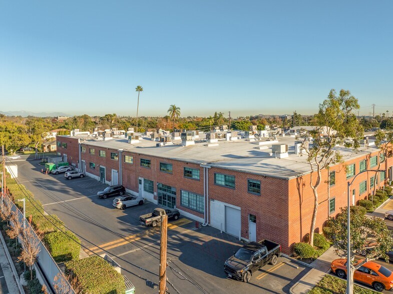 More Photos Of 2440 S Sepulveda Blvd, Los Angeles Office For Lease